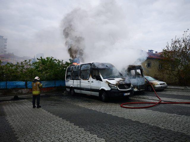 İçerenköy'de park halinde bulunan iki servis aracı ile bir otomobilde yangın 