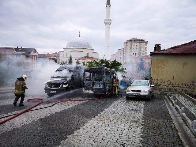 İçerenköy'de park halinde bulunan iki servis aracı ile bir otomobilde yangın 