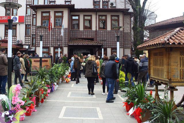 Başkana gönderilen tebrik çiçekleri öğrencilere burs oldu