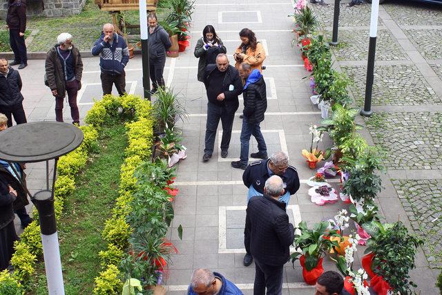 Başkana gönderilen tebrik çiçekleri öğrencilere burs oldu