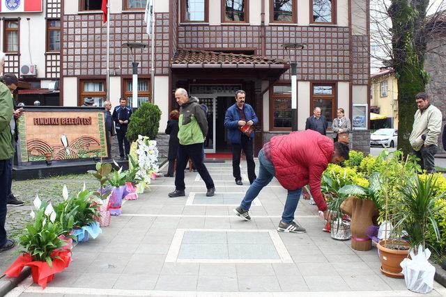 Başkana gönderilen tebrik çiçekleri öğrencilere burs oldu