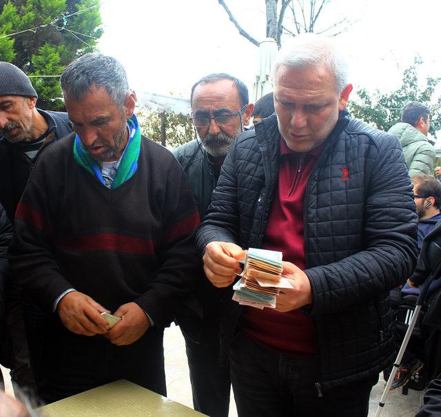 Başkana gönderilen tebrik çiçekleri öğrencilere burs oldu