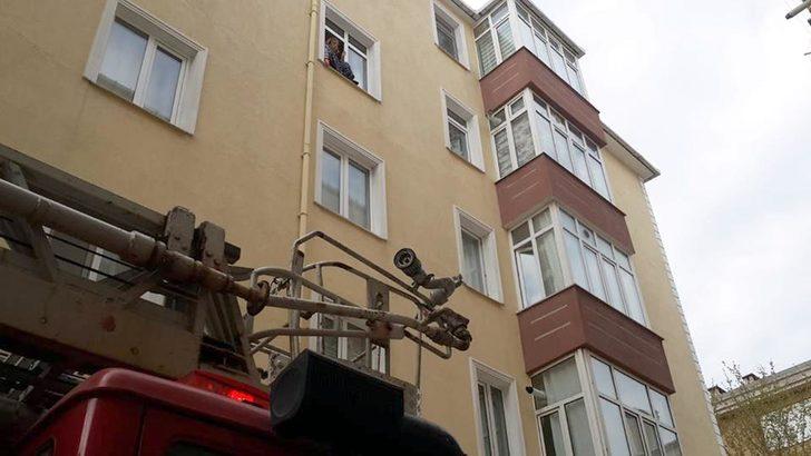 Komşularıyla kavga etti, pencereye çıkıp intihar etmeye çalıştı G3