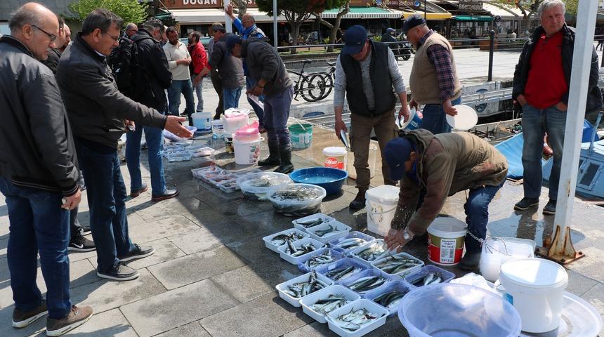 Av yasağında olta balıkçısının yüzü güldü