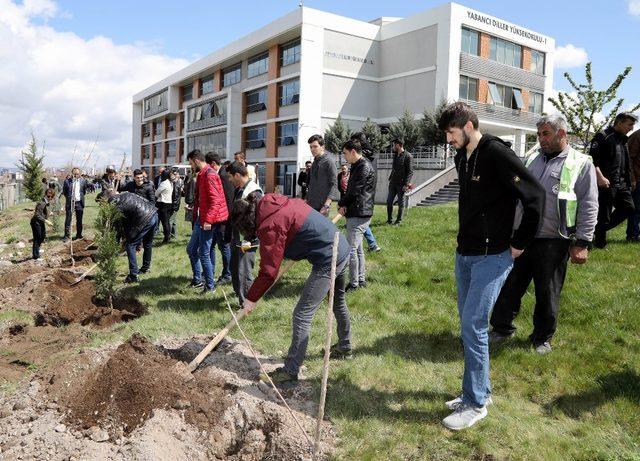 ERÜ’de ’Kampüse İzini Bırak’ Etkinliği Kapsamında Fidan Dikildi