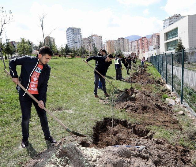 ERÜ’de ’Kampüse İzini Bırak’ Etkinliği Kapsamında Fidan Dikildi