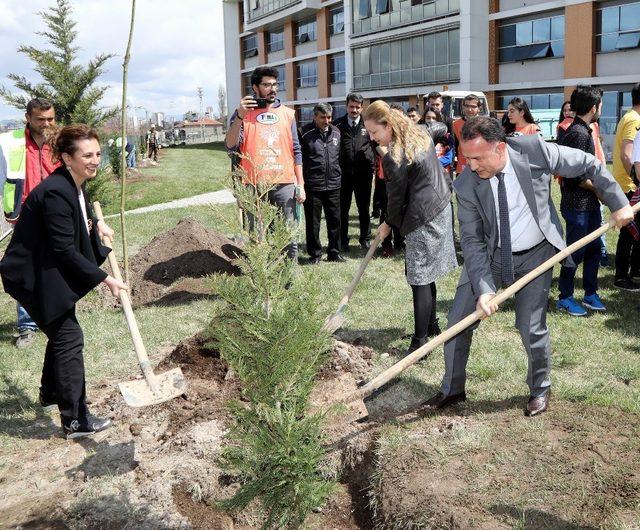 ERÜ’de ’Kampüse İzini Bırak’ Etkinliği Kapsamında Fidan Dikildi