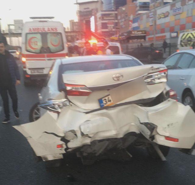 Ek fotoğraflar//D-100'de kaza sonrası aracın arkasında duran 2 kadına otomobil çarptı