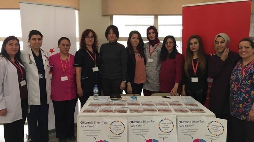 Otizme dikkat &ccedil;ekmek i&ccedil;in stant a&ccedil;ıtılar