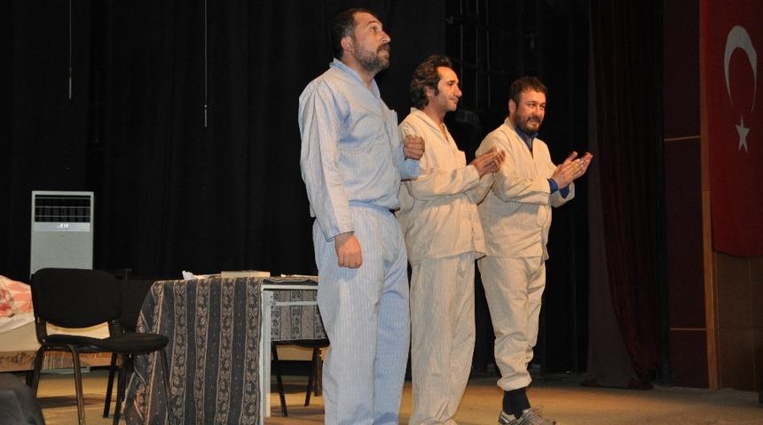 Yüksekova’da tiyatro oyunu sahnelendi