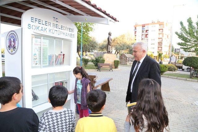 Başkan Atay sokak kütüphanesini yerinde inceledi