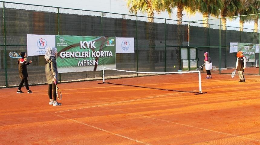 KYK &ouml;ğrencileri tenis eğitimlerine başladı