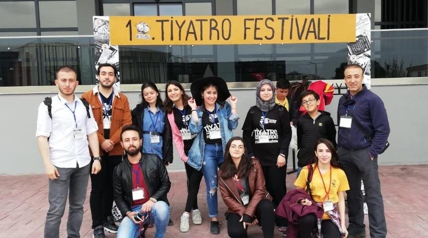 KAE&Uuml;&rsquo;si &lsquo;Pozitif Sahne&rsquo; tiyatro topluluğu 10. Tiyatro festivaline katıldı