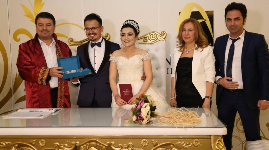 Başkan Din&ccedil;er ilk nikahını kıydı