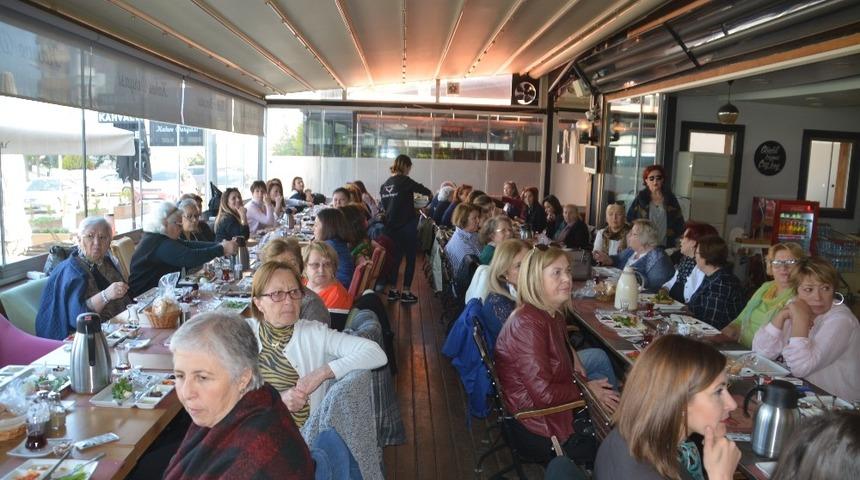 Türk Anneler Derneği’ne yeni katılan 40 üyeye rozet
