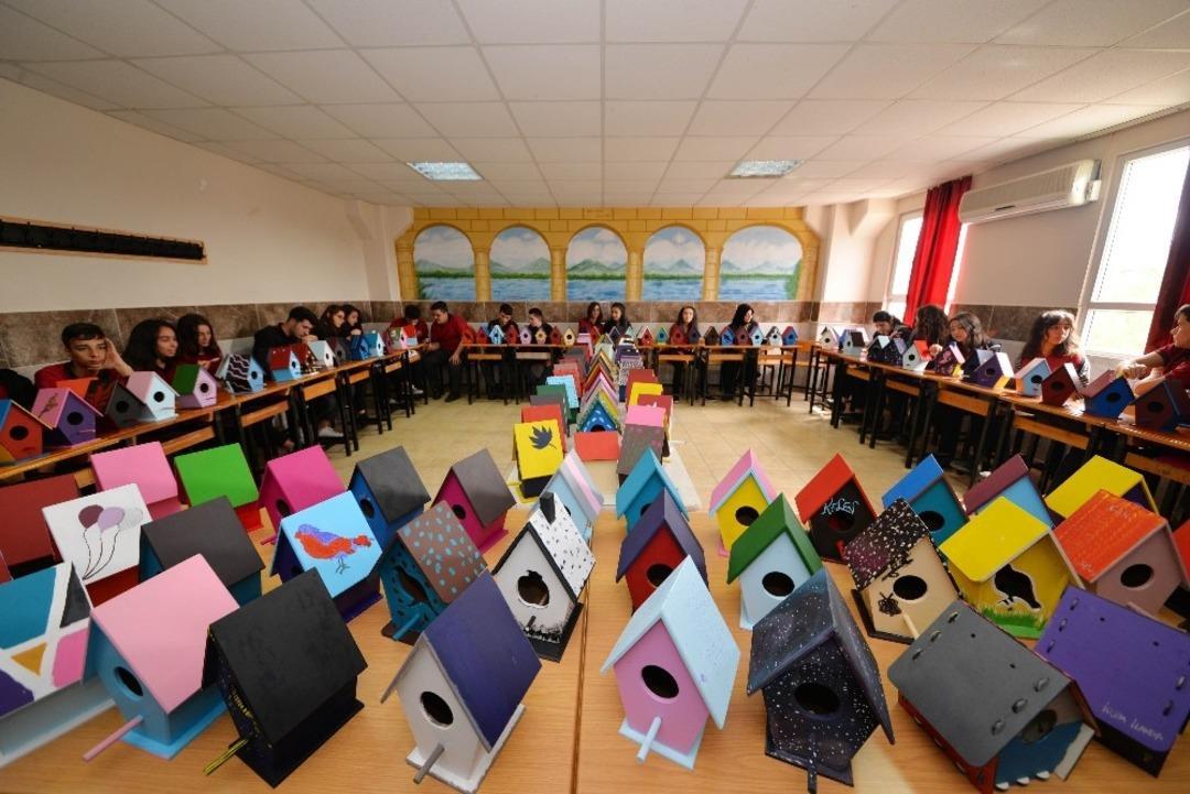 &Ouml;ğrencilerden kuşlara rengarenk yuva