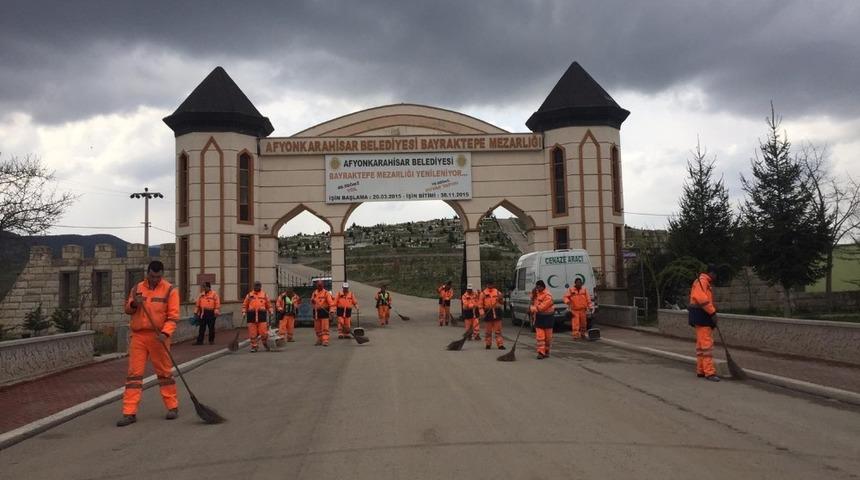 Mezarlıklar Kandil ziyaretlerine hazır