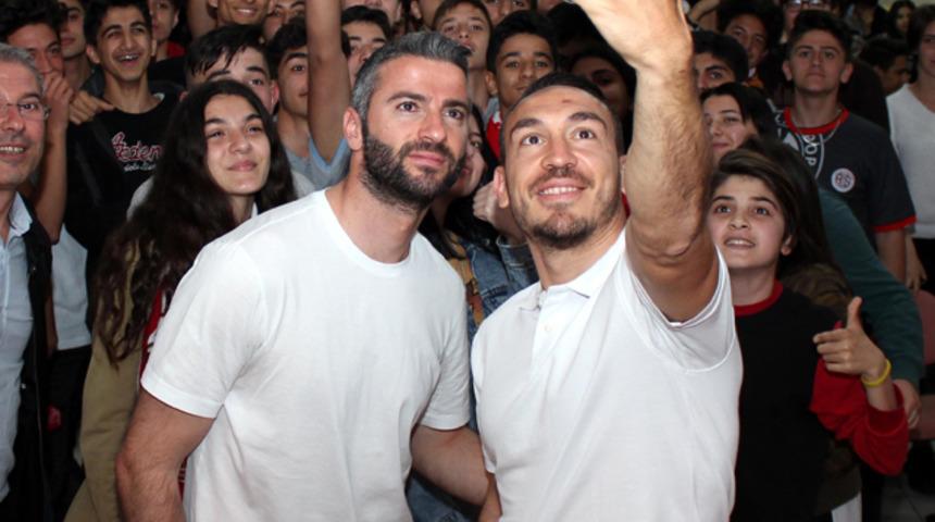 Mevlüt Erdinç'ten öğrencilere gol sözü