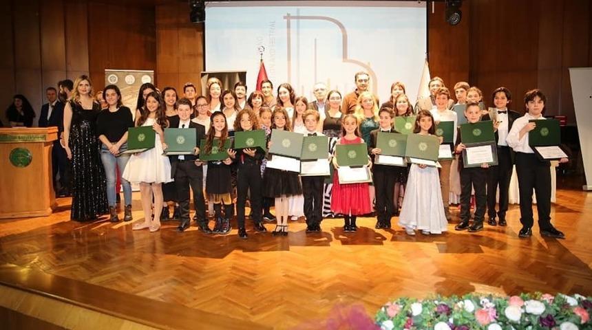 Konservatuvar &ouml;ğrencileri &ouml;d&uuml;lleri topladı