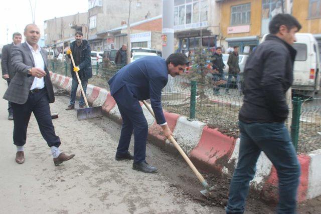 AK Parti li başkan, bor&ccedil; listesini belediye binasına astırdı 4