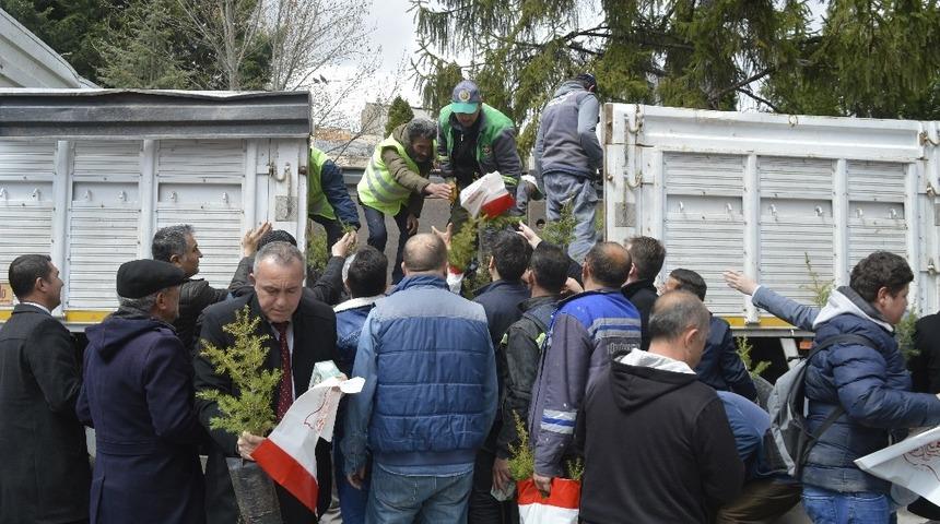 Berat Kandili nedeniyle fidan ve doğal &ccedil;ay dağıtıldı