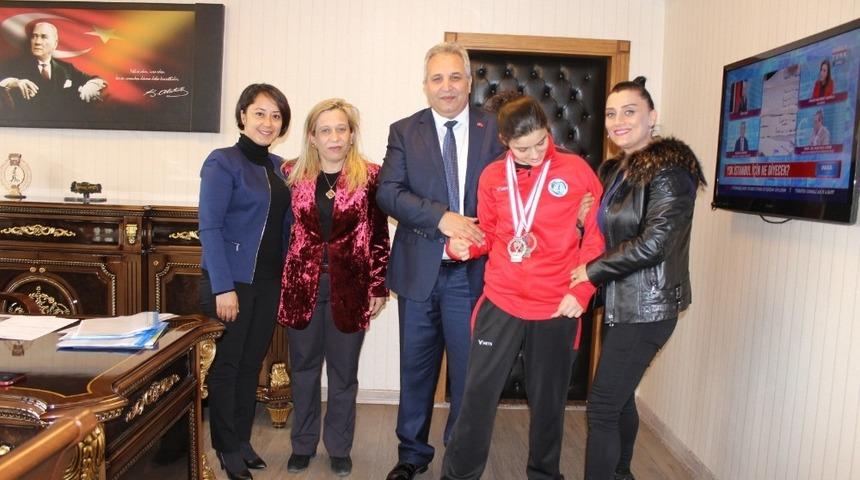 Kaymakam, &ouml;zel &ouml;ğrencileri &ouml;d&uuml;llendirdi