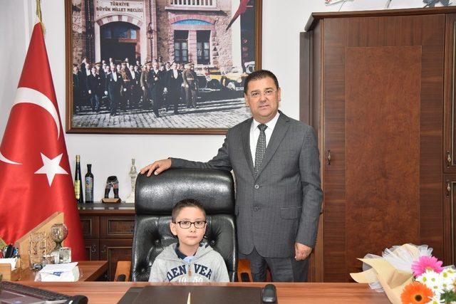 Başkan Tokat, koltuğu bir günlüğüne çocuklara devretti