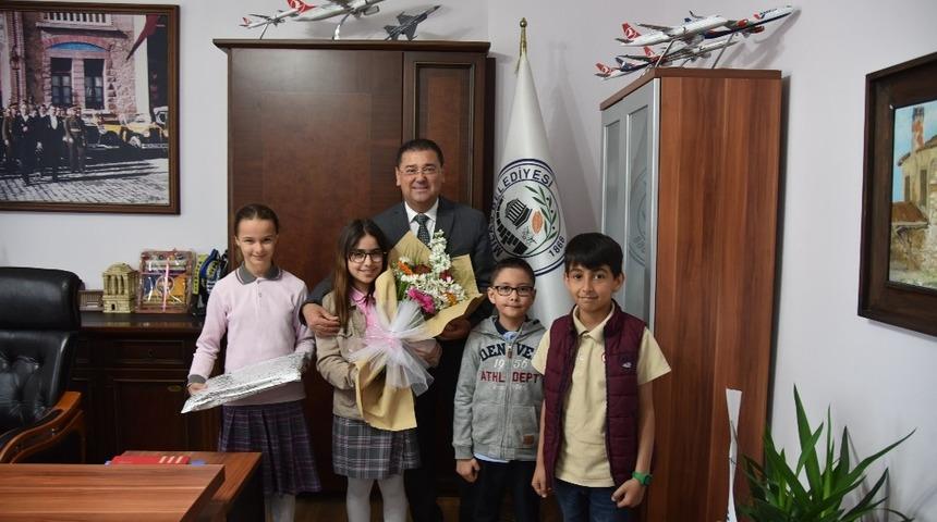 Başkan Tokat, koltuğu bir g&uuml;nl&uuml;ğ&uuml;ne &ccedil;ocuklara devretti