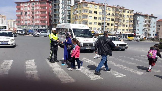 ‘Öncelik hayatın, öncelik yayanın’  Projesi için broşür dağıtıldı