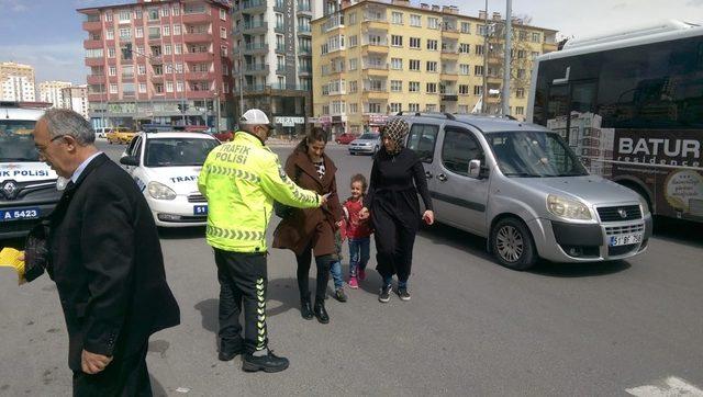 ‘Öncelik hayatın, öncelik yayanın’  Projesi için broşür dağıtıldı