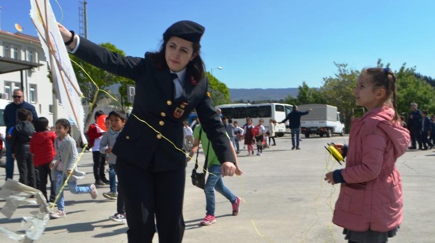 Aydın jandarması 23 Nisan öncesi çocukları uçurtma şenliğinde eğlendirdi
