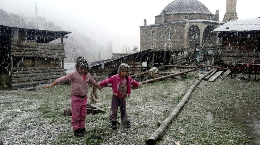 Erzincan&rsquo;ın y&uuml;ksek kesimlerinde kar yağışı