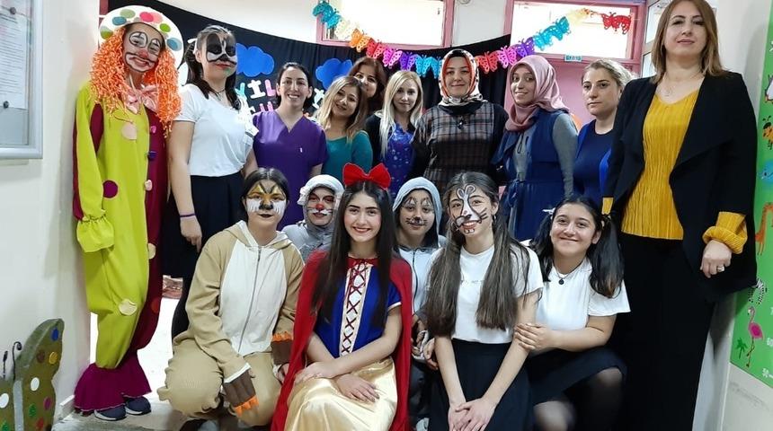 Liseli öğrenciler miniklere ‘İyiliğin Gücü’nü gösterdi