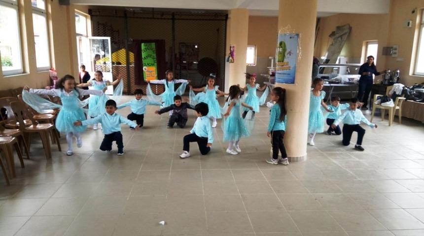 Minik &ouml;ğrencilerden atık malzemelerle elbise defilesi