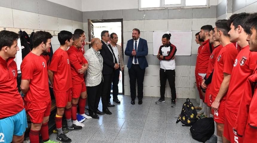 Başkan G&uuml;mr&uuml;k&ccedil;&uuml;&rsquo;den futbolculara moral