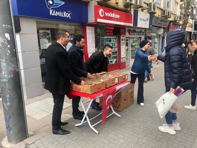 MHP İl Teşkilatı kandil simidi dağıttı