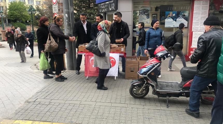 MHP İl Teşkilatı kandil simidi dağıttı