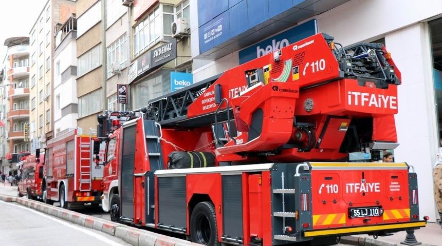 Beyaz eşya deposunda korkutan yangın