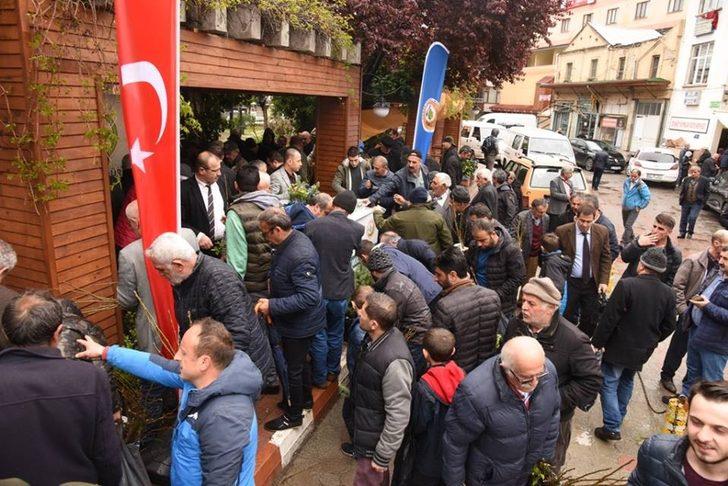 Berat Kandili nedeniyle fidan dağıtıldı G3