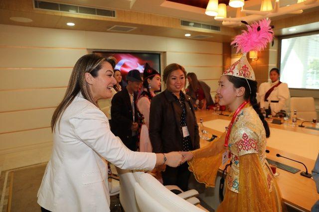 Dünya çocukları, Antalya Büyükşehir Belediyesi’ni ziyaret etti