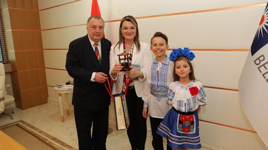 D&uuml;nya &ccedil;ocukları, Antalya B&uuml;y&uuml;kşehir Belediyesi&rsquo;ni ziyaret etti