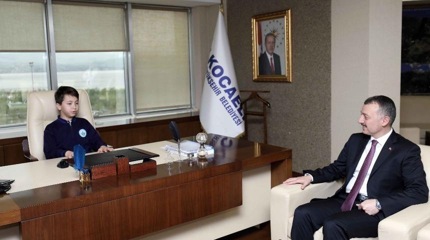 Başkan B&uuml;y&uuml;kakın, makamını 6. sınıf &ouml;ğrencisi Aktaş&rsquo;a bıraktı