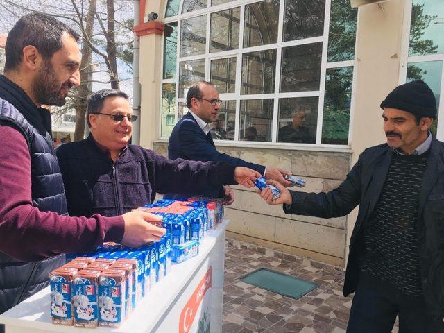 Berat Kandilinde vatandaşlara süt dağıtıldı