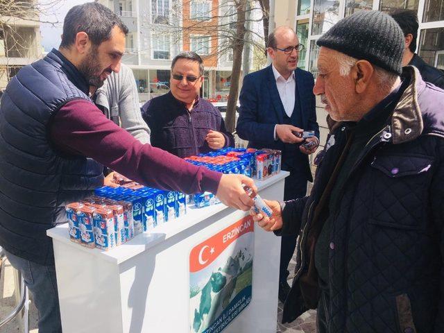 Berat Kandilinde vatandaşlara süt dağıtıldı