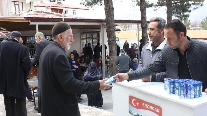 Berat Kandilinde vatandaşlara s&uuml;t dağıtıldı