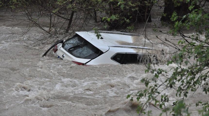 Dereye u&ccedil;an ara&ccedil;ta bir kişi &ouml;ld&uuml;