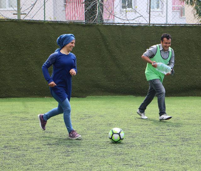 Empati kurmak için ellerinde su bidonlarıyla futbol maçına çıktılar