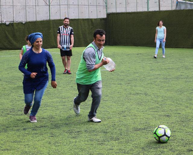 Empati kurmak için ellerinde su bidonlarıyla futbol maçına çıktılar