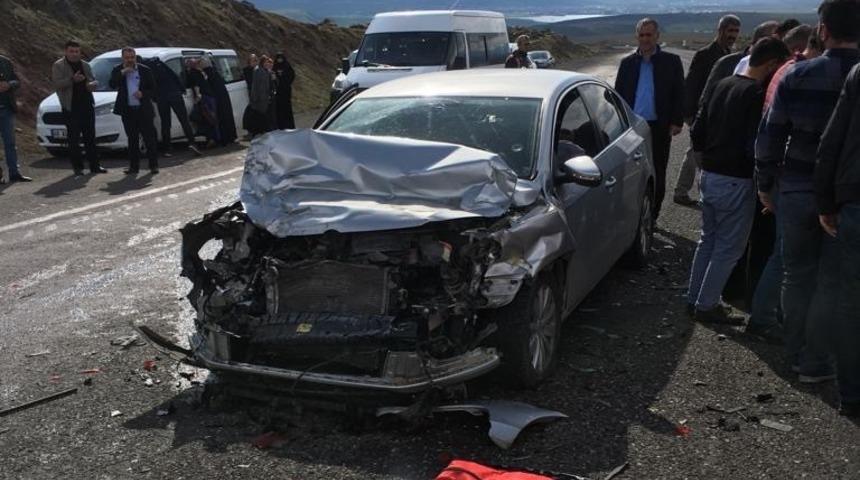 Otomobil Tıra &ccedil;arptı: 3 yaralı