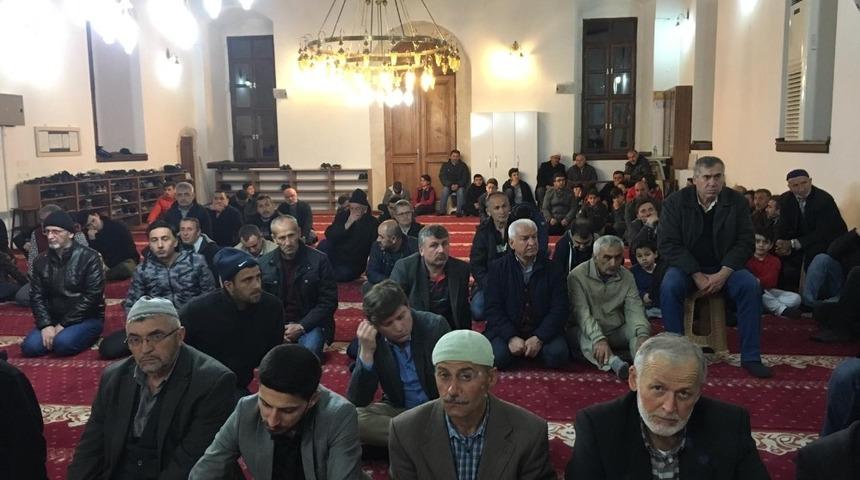 Berat gecesinde camiler doldu taştı